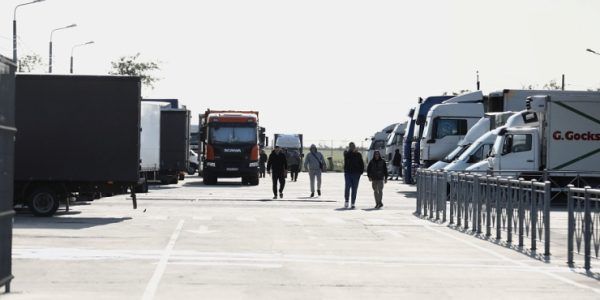 В очереди на Керченскую переправу находятся 320 грузовиков