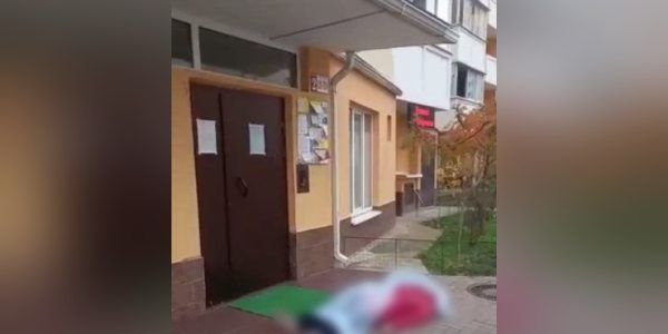 В Краснодаре жильцы многоэтажки нашли у подъезда труп 78-летней женщины