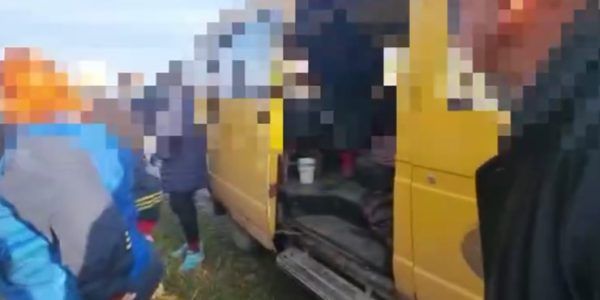 На Кубани инспекторы ДПС остановили пассажирскую «Газель», перевозившую рабочих на лавках