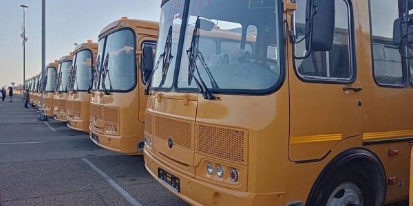 Регионы РФ в начале 2023 года получат новые школьные автобусы и машины скорой помощи