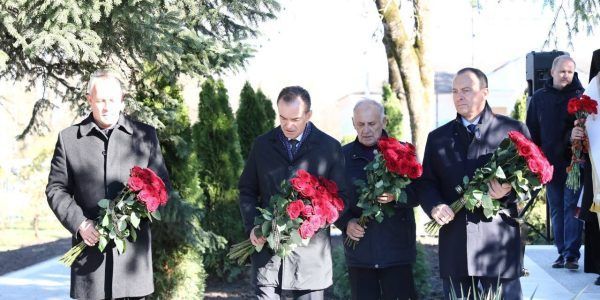 Кондратьев почтил память жертв трагедии в Михизеевой Поляне