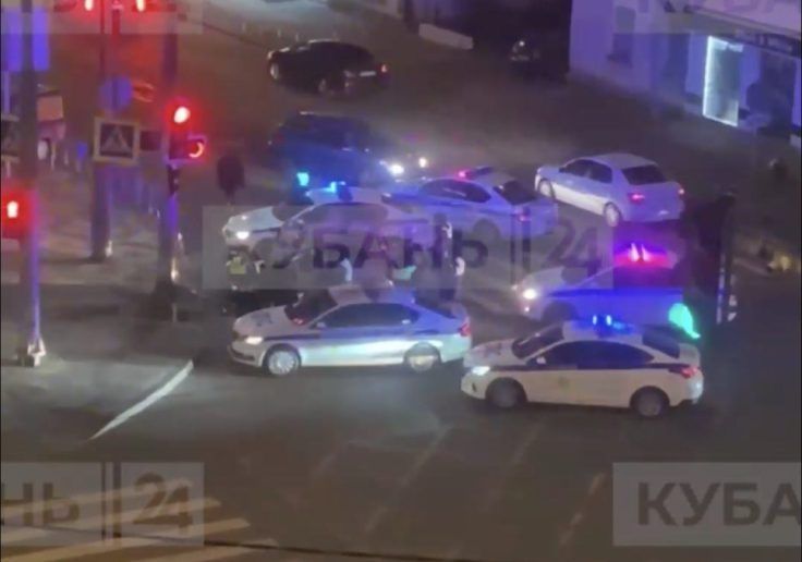В Краснодаре пьяный водитель на машине жены пытался скрыться от ДПС и врезался в столб