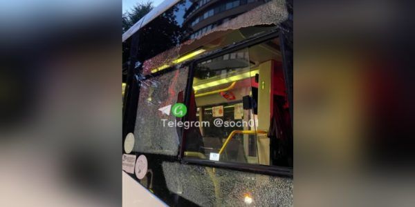Соцсети: в Сочи женщина разбила окно автобуса и нецензурно обругала пассажиров