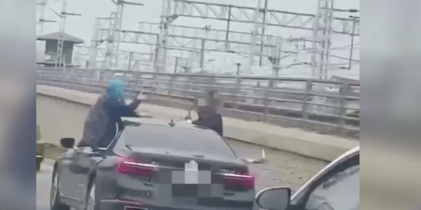 В Сочи полицейские нашли водителя BMW, который вез пассажиров, сидевших на дверях машины