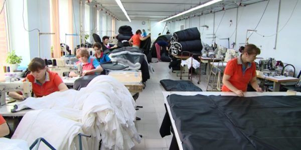 На швейной фабрике в Северском районе наладили производство спальных мешков для военных