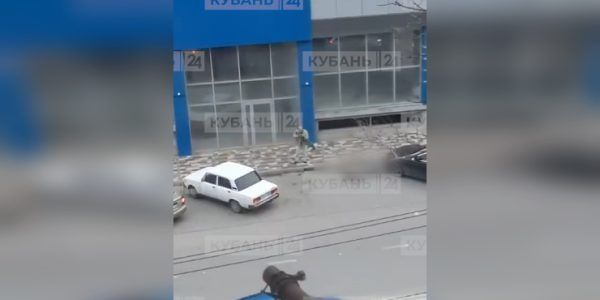 В Крымске мужчина открыл стрельбу возле торгового центра, есть погибшие