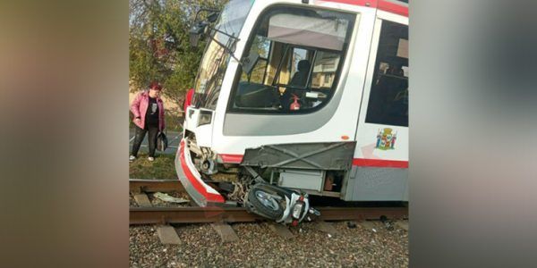 В Краснодаре трамвай сбил скутериста