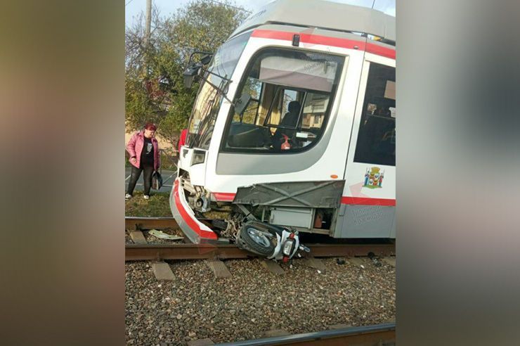 В Краснодаре трамвай сбил скутериста