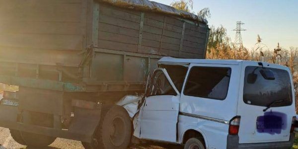 В Каневском районе водитель иномарки врезался в оторвавшийся от грузовика прицеп и погиб