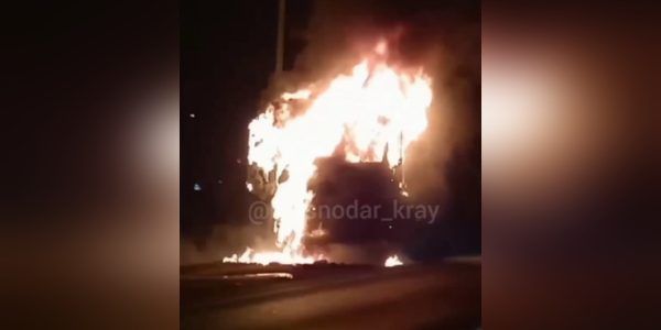 В Краснодаре на Ростовском шоссе ночью сгорела фура, пострадали два человека