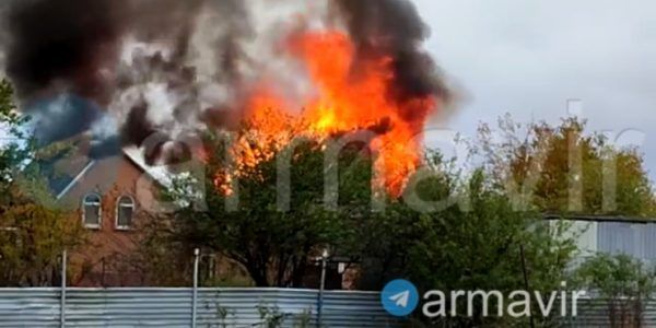 В дачном поселке под Армавиром сгорел жилой дом