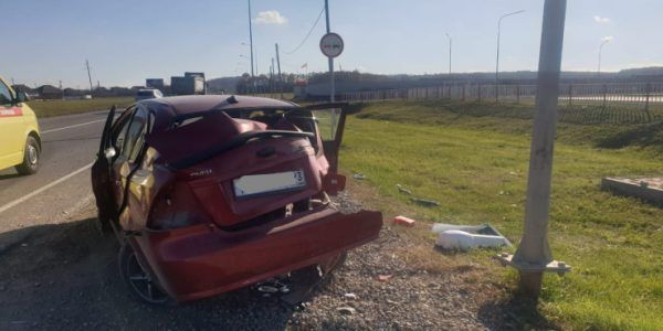 В Абинском районе иномарка врезалась в бетонный столб, пострадали ребенок и взрослый