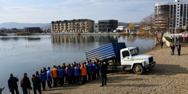 В Горячем Ключе в озеро Круглое выпустили 300 кг мальков толстолобика, амура и карпа