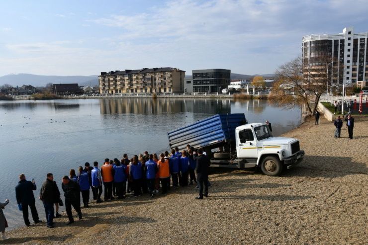 В Горячем Ключе в озеро Круглое выпустили 300 кг мальков толстолобика, амура и карпа