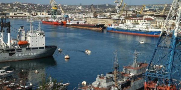 В Севастополе приостановили движение морского пассажирского транспорта