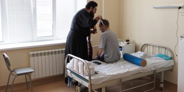 В Минздраве РФ разработают правила допуска священников в больницы