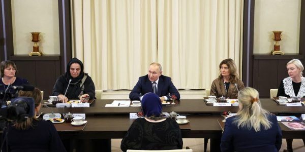 Президент РФ встретился с матерями военных, участвующих в спецоперации на Украине