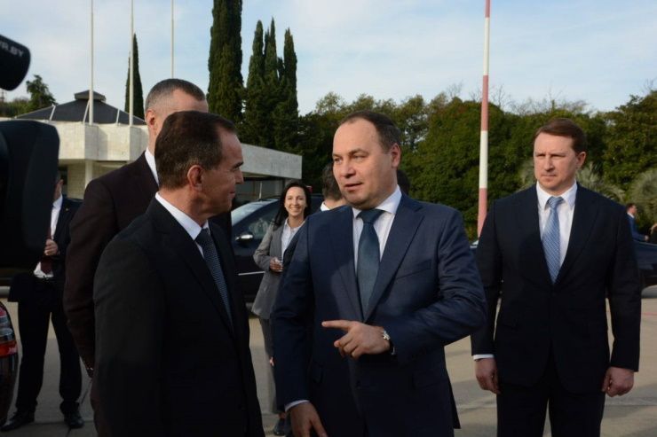 Губернатор Краснодарского края встретил в аэропорту Сочи премьер-министра Беларуси