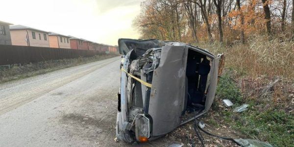 В Краснодарском крае 16-летний подросток сел за руль ВАЗ и перевернулся