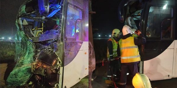 В Краснодарском крае пассажирский автобус врезался в припаркованный КамАЗ
