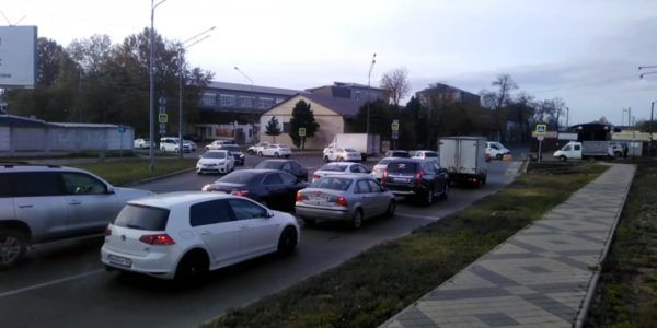 В Краснодаре второй день подряд образуются сильные пробки на улице Новороссийской