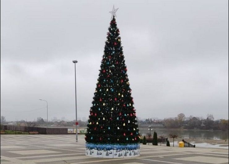 В Краснодаре полностью украсили первую городскую новогоднюю елку