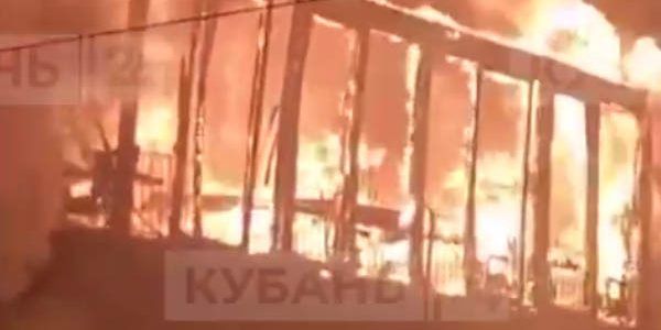 В Краснодаре во время пожара в ресторане из здания эвакуировали 50 человек и спасли еще 10