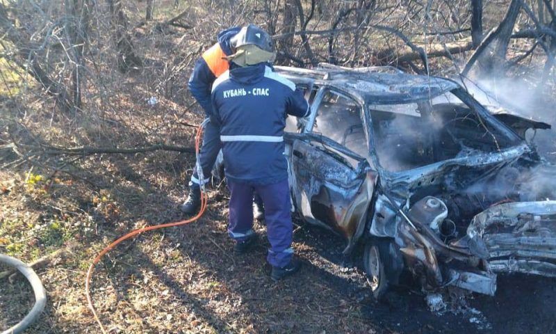 Водитель вылетел в кювет и сгорел заживо в автомобиле в Краснодарском крае