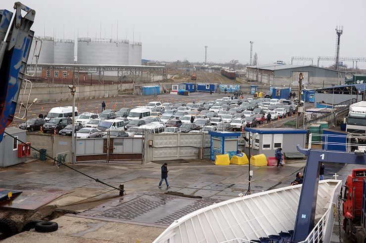 Через Керченский пролив перевезли более 27 тыс. автомобилей