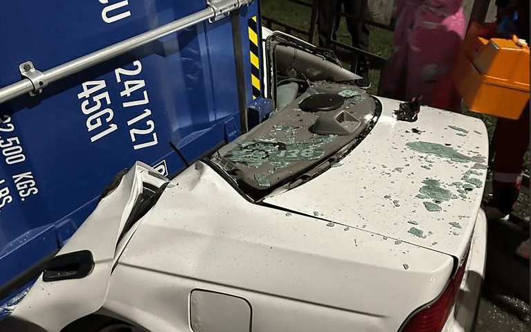 ГИБДД: водитель легковушки, на которую упал контейнер в Новороссийске, отделался легкими травмами