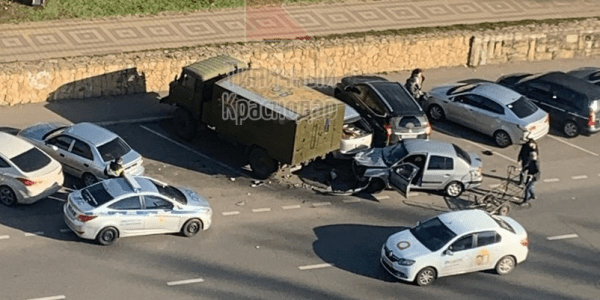 В Краснодаре иномарка протаранила два припаркованных автомобиля около стадиона «Кубань»