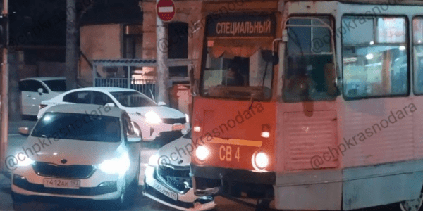 Трамвай протаранил иномарку на перекрестке в центре Краснодара
