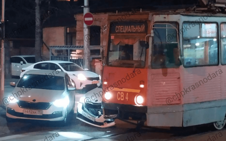 Трамвай протаранил иномарку на перекрестке в центре Краснодара