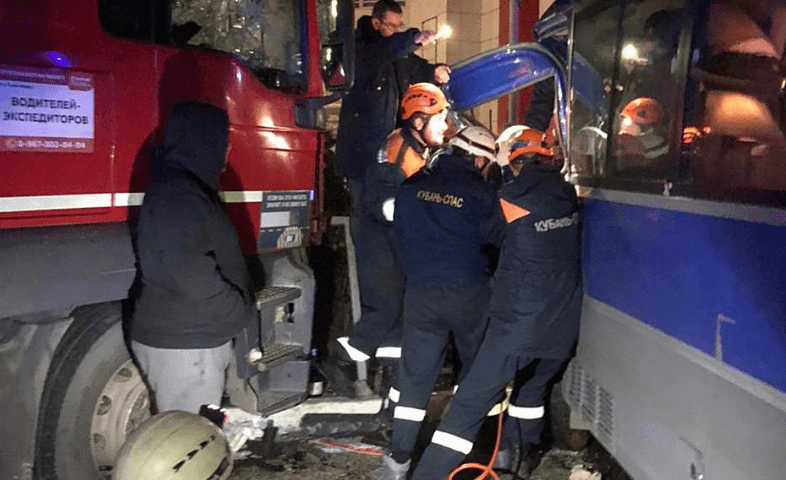Грузовик и автобус столкнулись в Сочи, пассажиров пришлось вырезать из покореженной маршрутки