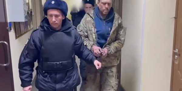 Появилось видео с задержанным мужчиной, который открыл стрельбу по полицейским в Ростовской области