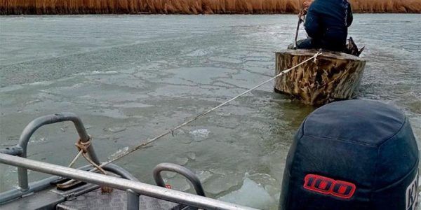 В Краснодарском крае лодка с двумя охотниками застряла в покрытом льдом лимане