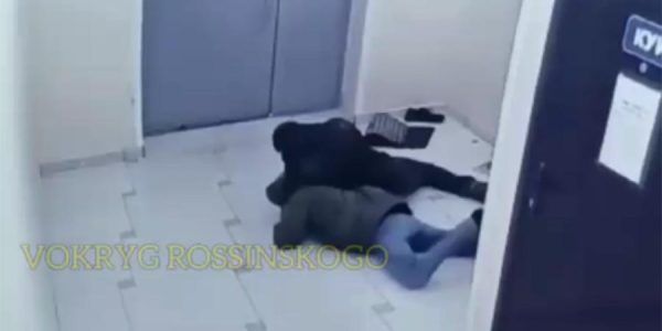 В Краснодаре мужчина напал на соседского подростка в подъезде многоэтажки. Видео