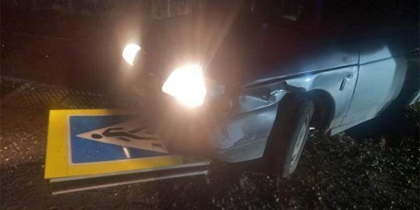 На Кубани пьяный водитель во время погони снес знак на переходе и повредил машину ДПС