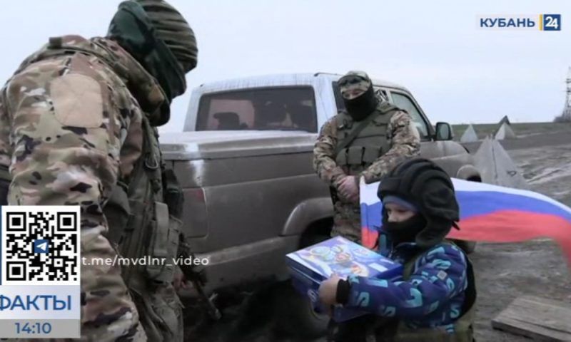 Мальчик из освобожденного поселка в ЛНР ежедневно приветствует у дороги колонну военных РФ