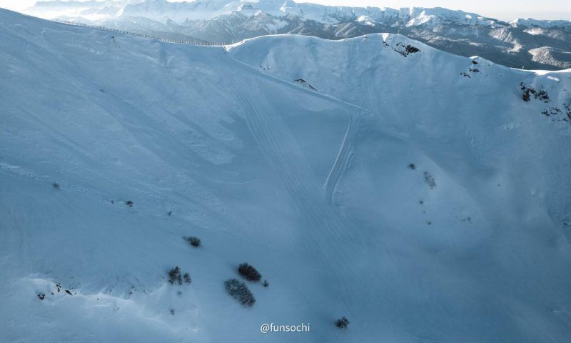 Снежные сугробы в горах Красной Поляны выросли до 138 см