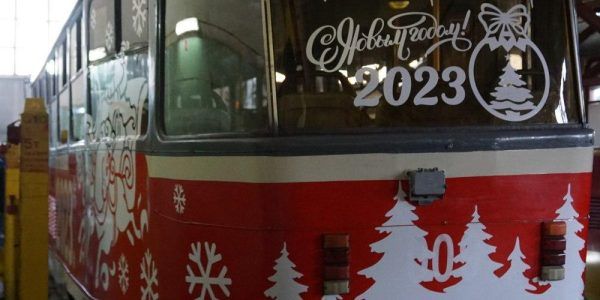 С 9 декабря на улицы Краснодара выйдут новогодние трамваи, троллейбусы и автобусы