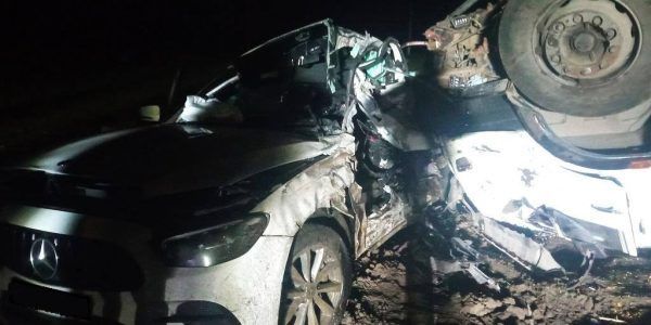В Краснодарском крае водитель Mercedes погиб в лобовом ДТП с КамАЗом