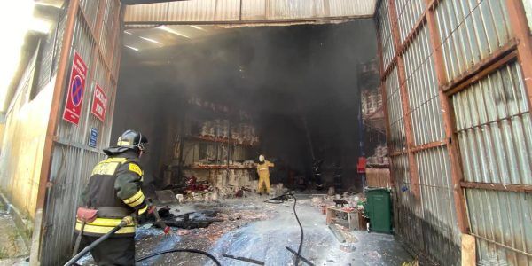 В Сочи загорелся склад на площади 200 кв. метров