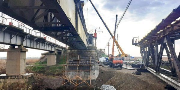 В Краснодарском крае за 11 суток реконструировали ж/д мост через реку Челбас