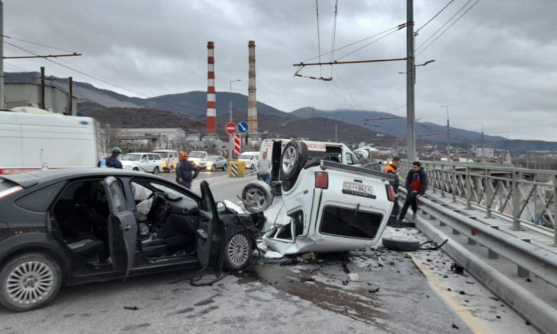 Два человека пострадали в массовом ДТП в Новороссийске