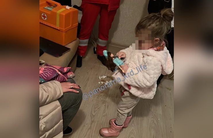 СК проверит условия жизни девочки, чей отец бился головой о двери в многоэтажке в Краснодаре