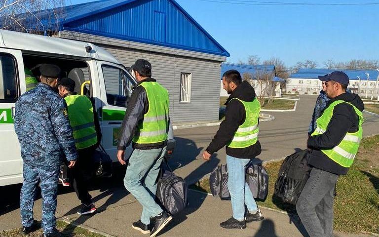 Из Краснодарского края выдворили 18 нелегальных мигрантов из Средней Азии