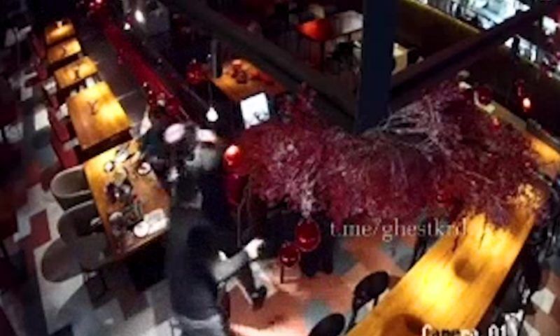 Мужчина избил посетителя в баре «Frank by Баста» в Краснодаре