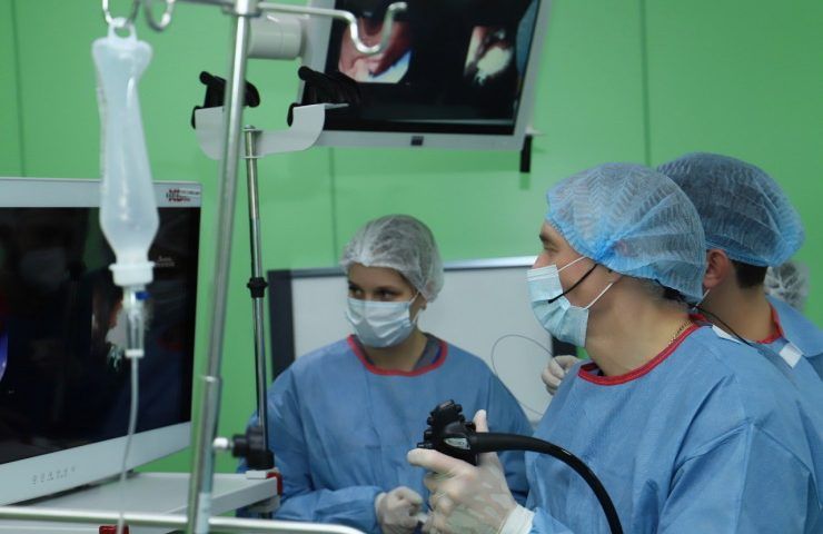 В Краснодаре хирурги удалили крупную опухоль в толстой кишке без разрезов
