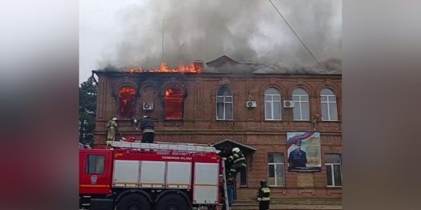В Краснодарском крае загорелось старинное двухэтажное здание на площади 150 кв. метров